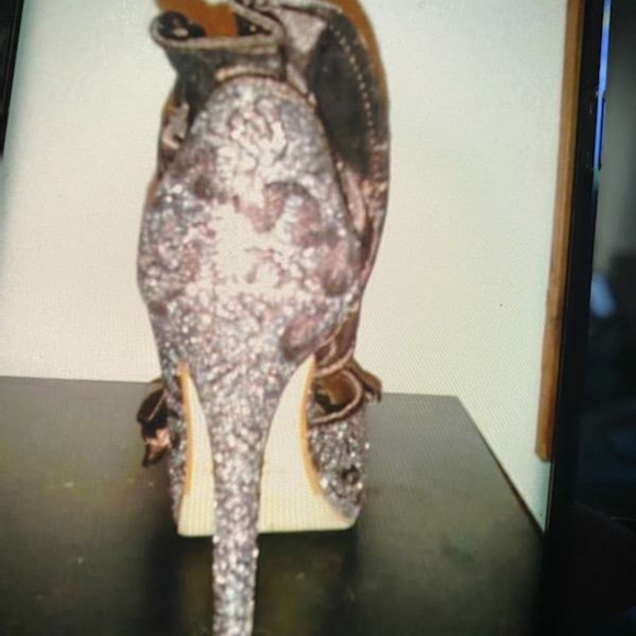 Shoes/Heels - Picture 4 of 4